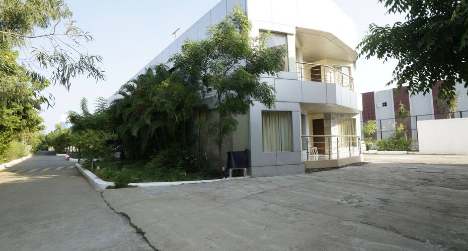 Jade Beach Resort Near Crocodile Bank, Chennai 2